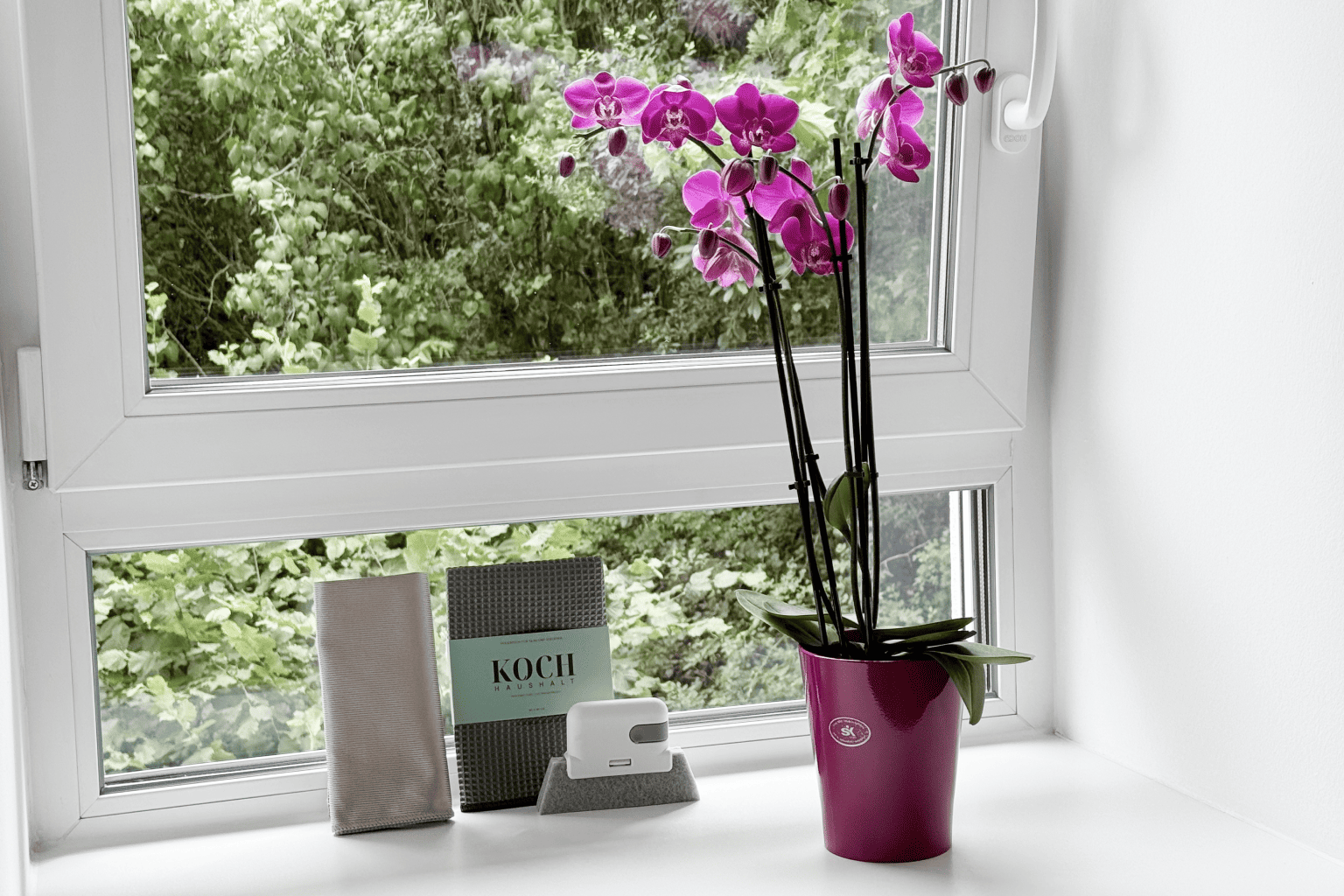 Fenster putzen ohne Reiniger: Streifenfrei mit Fensterspiegeltuch und Poliertuch